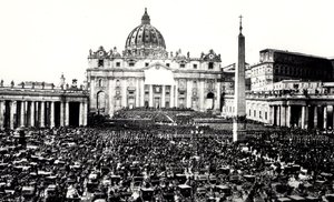 バチカン、サンピエトロ大聖堂の広場と大聖堂の群衆の眺め、1865年頃 作： Italian Photographer